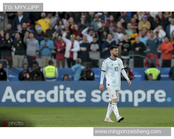 梅西足球明星相框设计灵感分享让你的家居更具运动气息